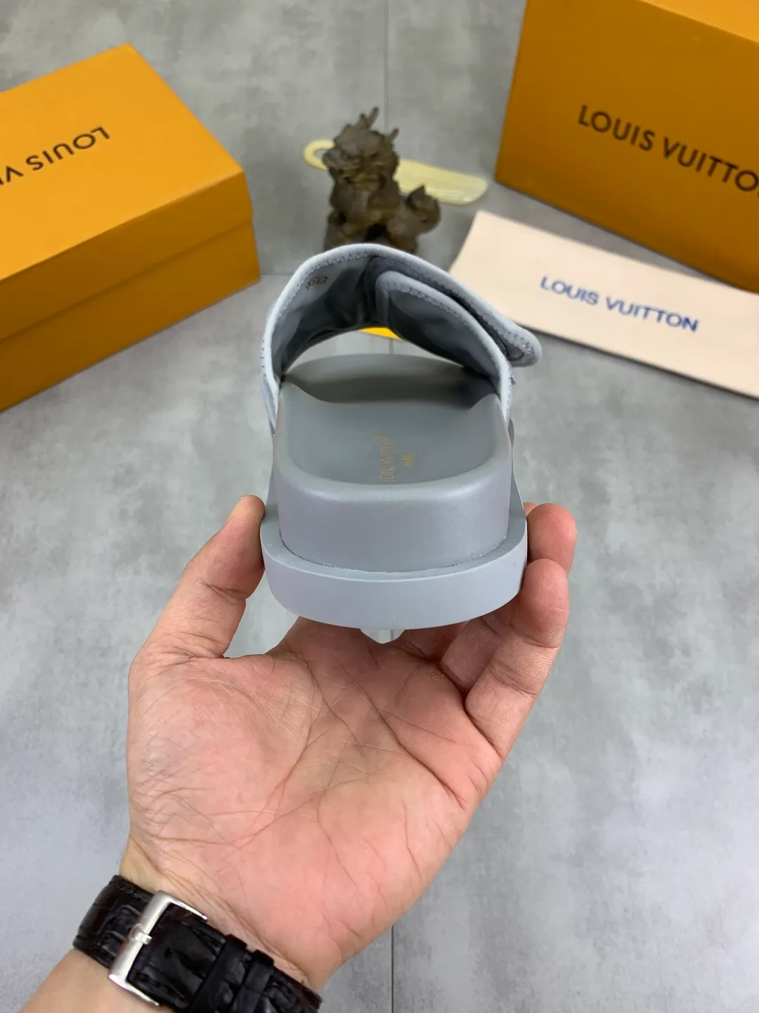 Men's shoes 💰P320 💰[New style]🆘 Original quality [LOUIS VUITTON] The popular Louis Vuitton LV men's slippers on the official website are on sale simultaneously! Original fabric imported from Italy, original factory special supply, code number: 38-44 (45 customized), many colors available